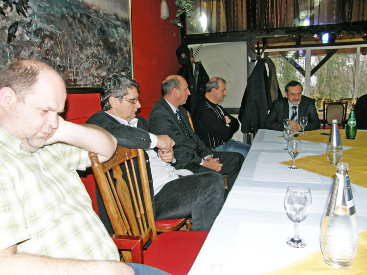 Elegantni predsjednik Uprave Slavena Belupa Stanislav Biondić, sasvim desno sa suradnicima, na novogodišnjem prijemu novinara u Crnoj gori