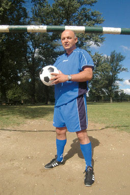 Ljubo Jurlić voli sport: osim nogometne treba mu darovati i rukometnu loptu, d shvati kamo je došao; slika s weba Nacionala