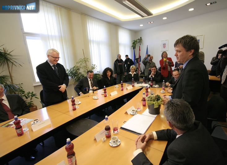 Ivo Josipović kao poklon dobio i kaktus // foto: Ivan Brkić