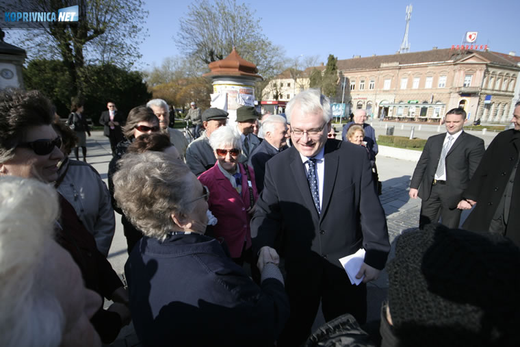 Ivo Josipović i zbor Doma za starije i nemoćne "Mariška" // foto: Ivan Brkić