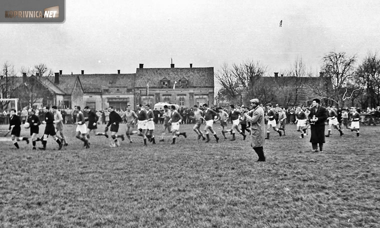 Slaven i Dinamo istrčavaju na prijateljsku utakmicu u Koprivnici početkom 60-ih; snimio Ivo Čičin-Mašansker