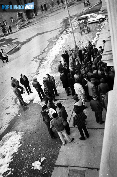 Golčani pred Gradskom vijećnicom u Koprivnici - prosvjed protiv komasacije osamdesetih godina