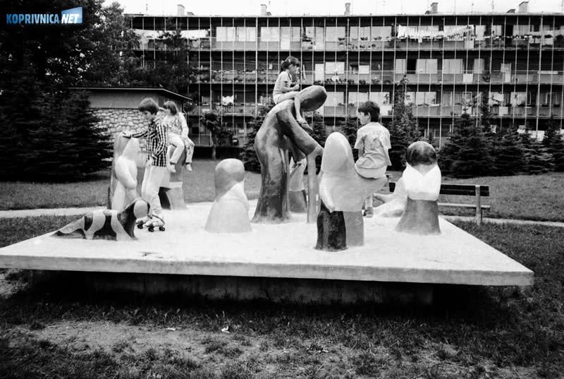 Dječja igra na svježem zraku, uz Lončarićevu skulpturu