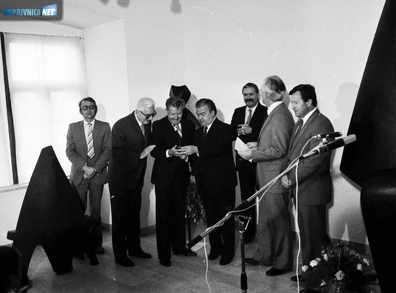 Otvorenje Galerije Sabolić 1983. godine, treći s lijeva Ivan Sabolić u društvu kultrunih radnika i uglednika