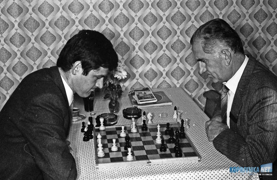 Julio Kuruc zamišljen nad šahovskom tablom
