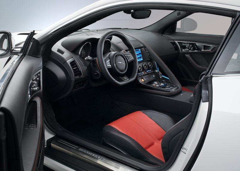 Jaguar F-Type R Coupe (2015) interijer