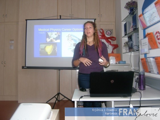 Lydia Wilson na predavanju // Foto: Knjižnica i čitaonica "Fran Galović"