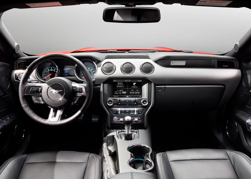 Ford Mustang GT (2015) interijer