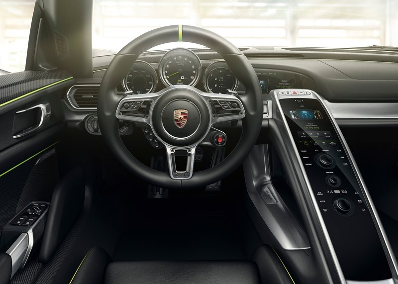Porsche 918 Spyder (2015) interijer