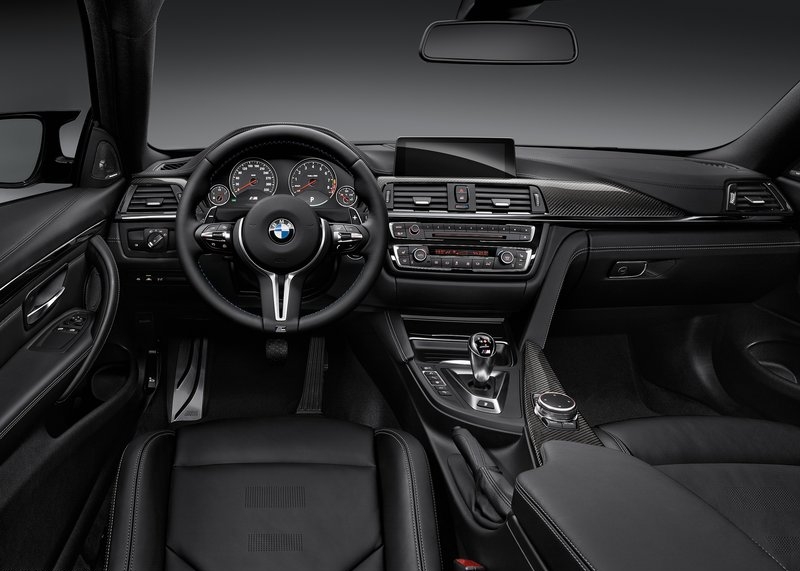 BMW M4 Coupe (2015) interijer