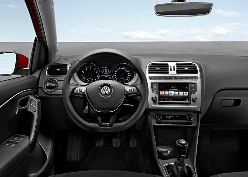 Volkswagen Polo (2014) interijer