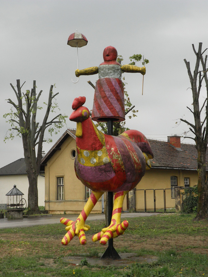 "Pijetao s gazdaricom" smješten je ispred Muzeja prehrane u Koprivnici // Foto: Krunoslav Heidler