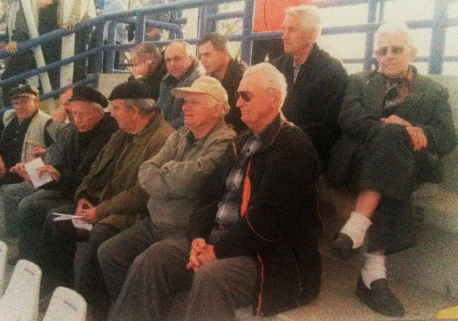 Stanko Sabolić (prvi s desne strane u donjem redu) sa Slavenovim veteranima na jednoj od utakmica 