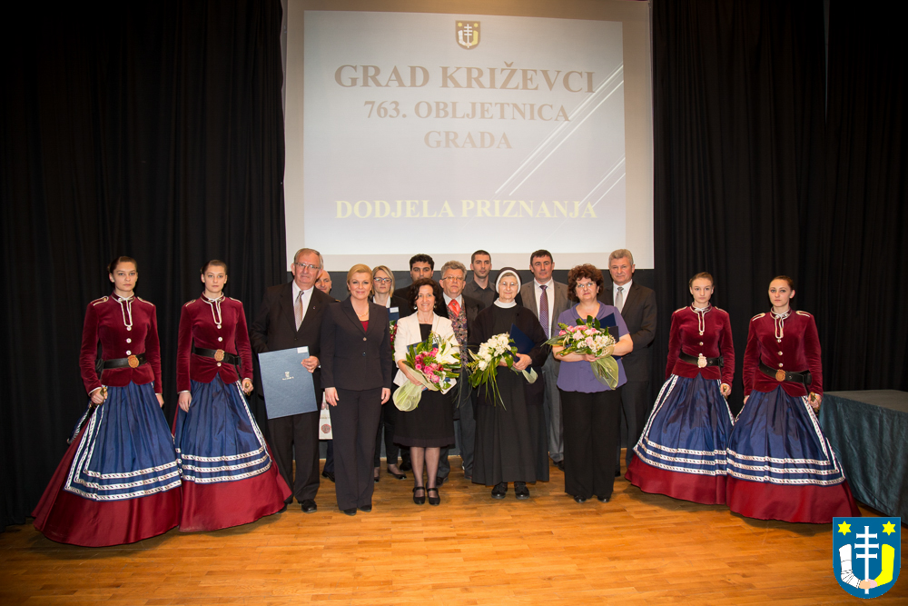 Zajednička fotografija nagrađenih s predsjednicom RH Kolindom Grabar Kitarović // Foto: www.krizevci.hr