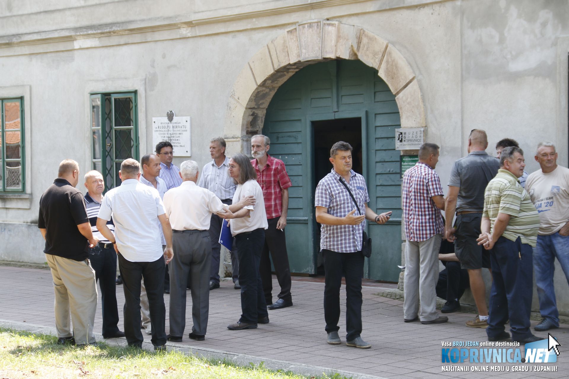 Okupljeni branitelji i posjetitelji izložbe ispred Muzeja grada Koprivnice // Foto: Mario Kos