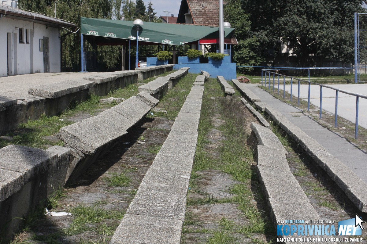 Zapadne tribine na rukometnom igralištu u katastrofalnom su stanju // Foto: Zvonimir Markač