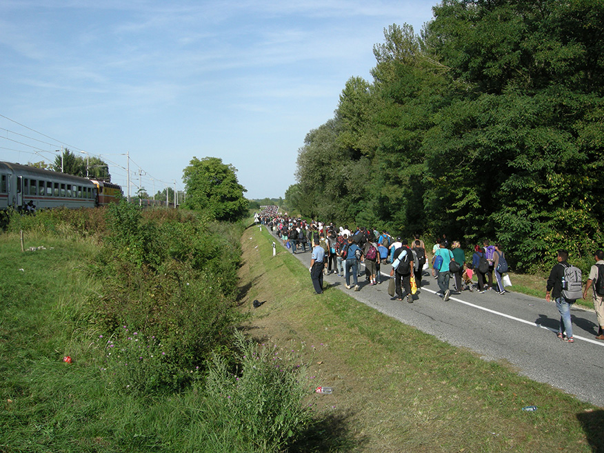 Izbjeglice na putu prema Dravskom mostu, Foto: Hrvoje Šlabek