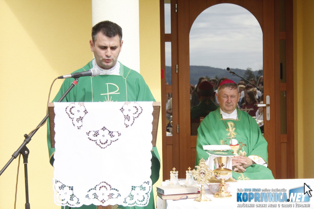 Župnik Dominik Vukalović zahvalio je biskupu i Varaždinskoj biskupiji na pomoći pri izgradnji pastoralnog centra // Foto: Zvonimir Markač