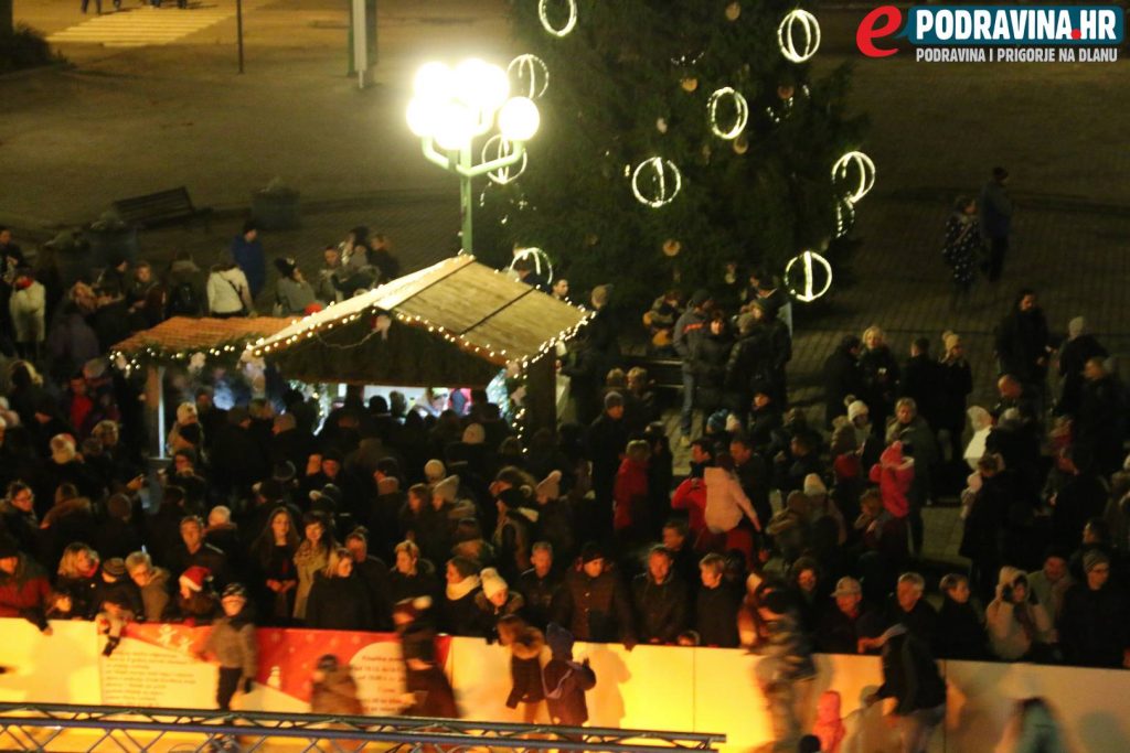 Otvaranje klizališta i puštanje lampiona u Đurđevcu // Foto: Jurica Karan