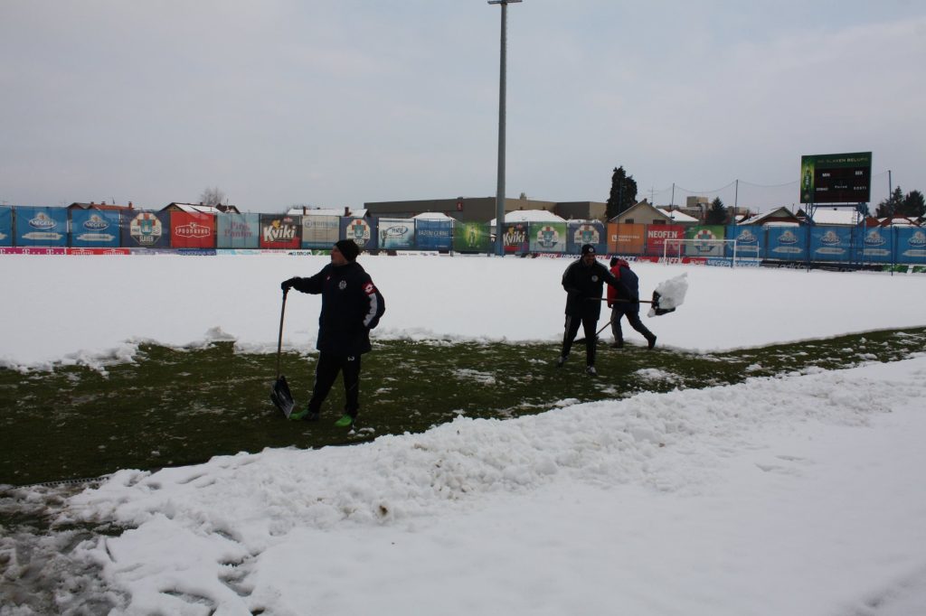 Čišćenje snijega na glavnom terenu // Foto: Slaven Belupo