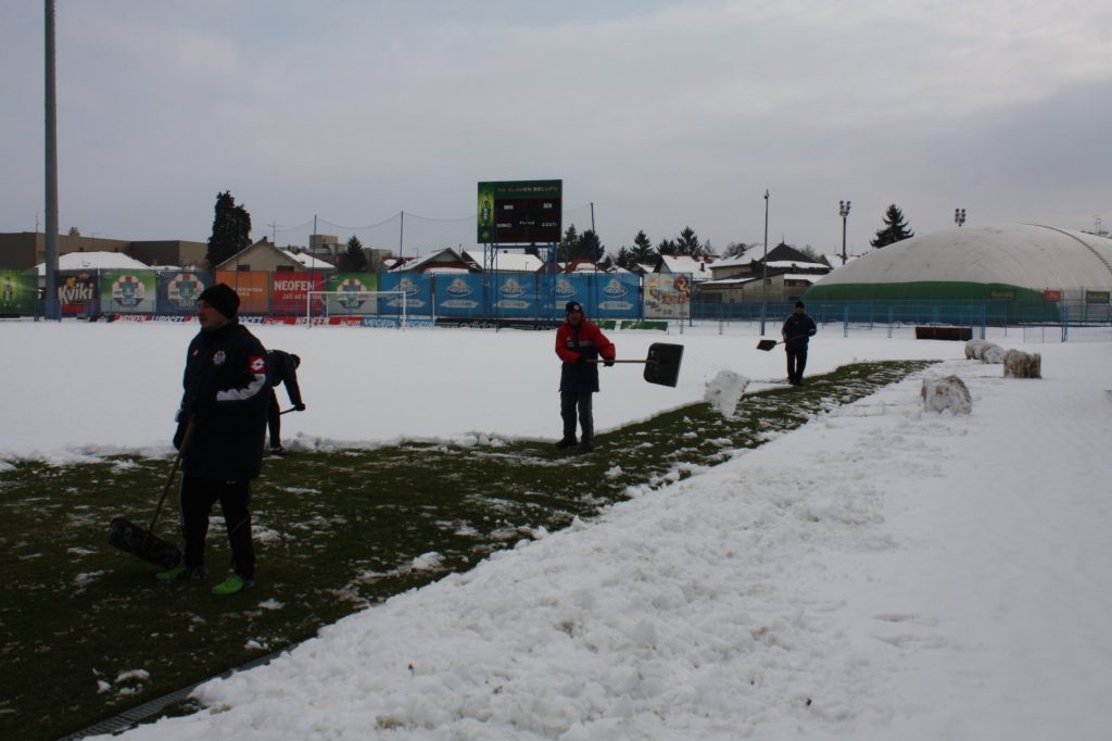 Čišćenje snijega na glavnom terenu // Foto: Slaven Belupo